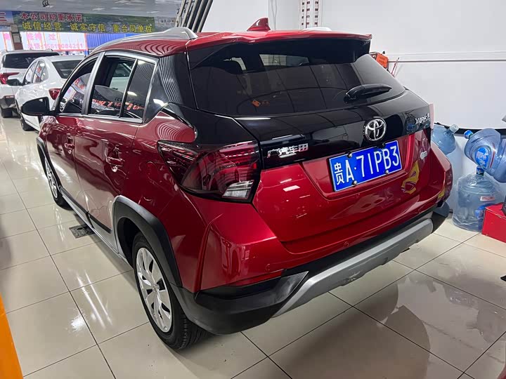 Фото 6 - Toyota Yaris L Hatchback