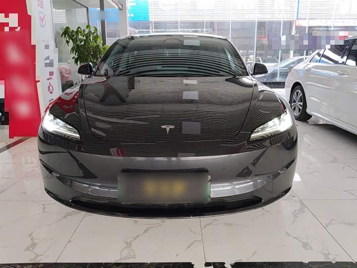 Фото 3 - Tesla Model 3