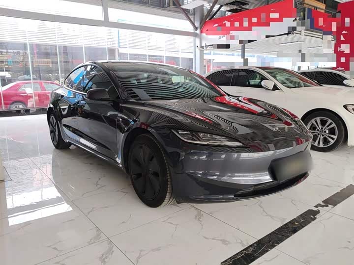 Фото 4 - Tesla Model 3