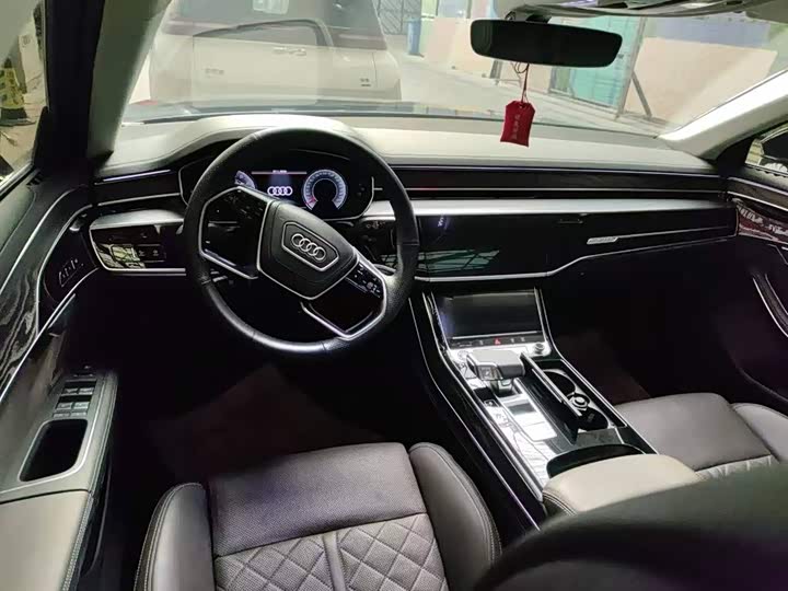 Фото 2 - Audi A8