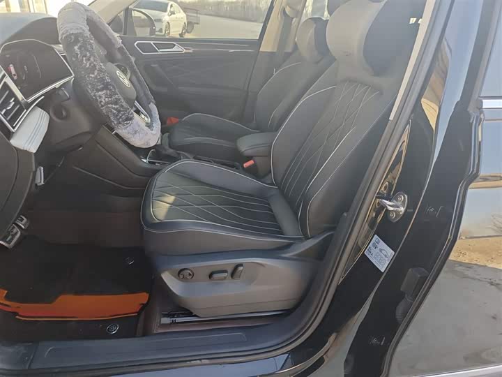 Фото 8 - Volkswagen Tiguan L Pro