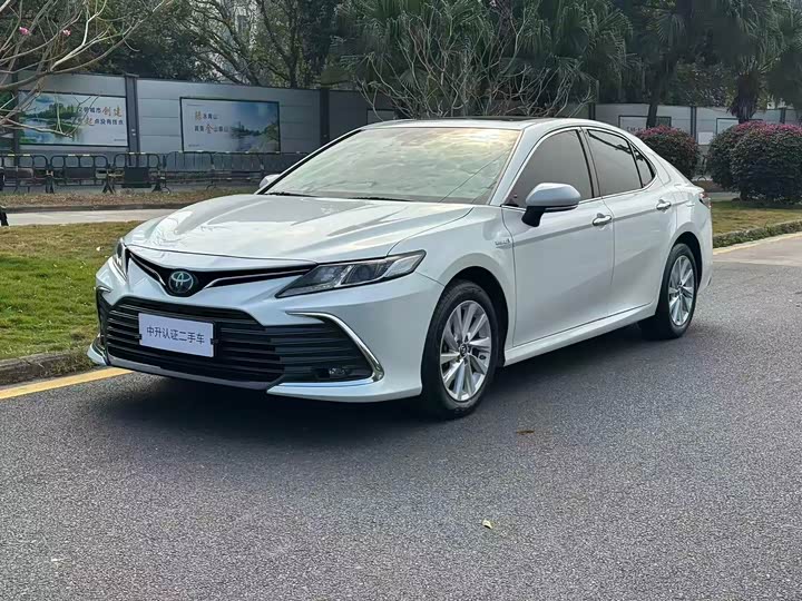 Фото 1 - Toyota Camry