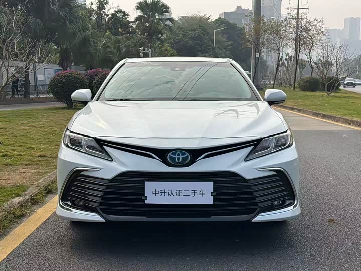 Фото 2 - Toyota Camry
