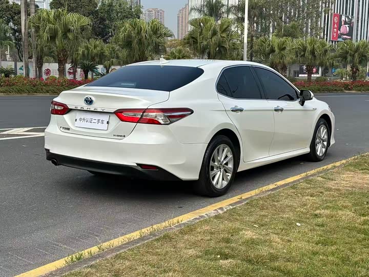 Фото 4 - Toyota Camry