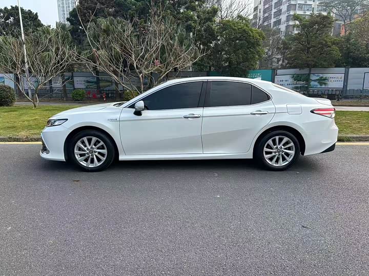 Фото 5 - Toyota Camry