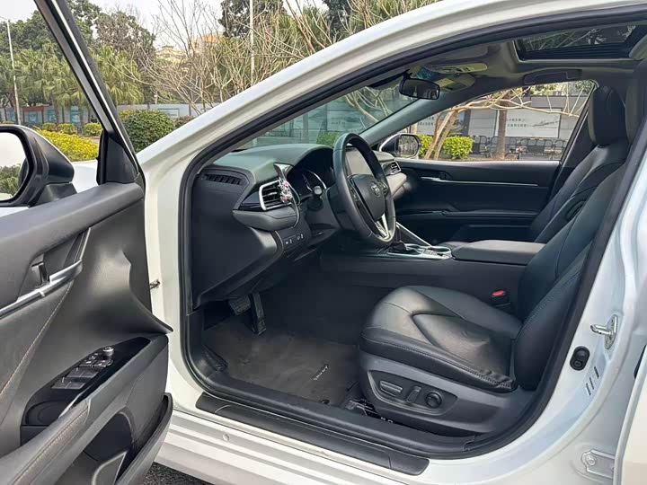 Фото 6 - Toyota Camry