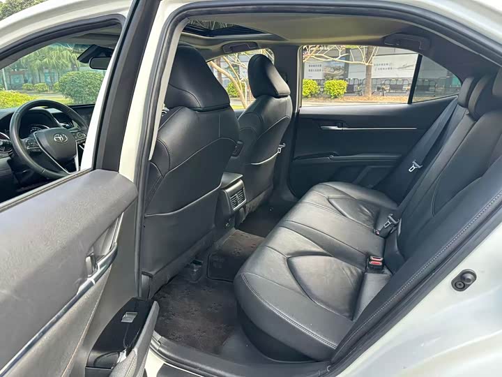 Фото 7 - Toyota Camry