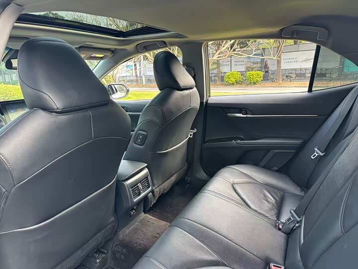 Фото 8 - Toyota Camry