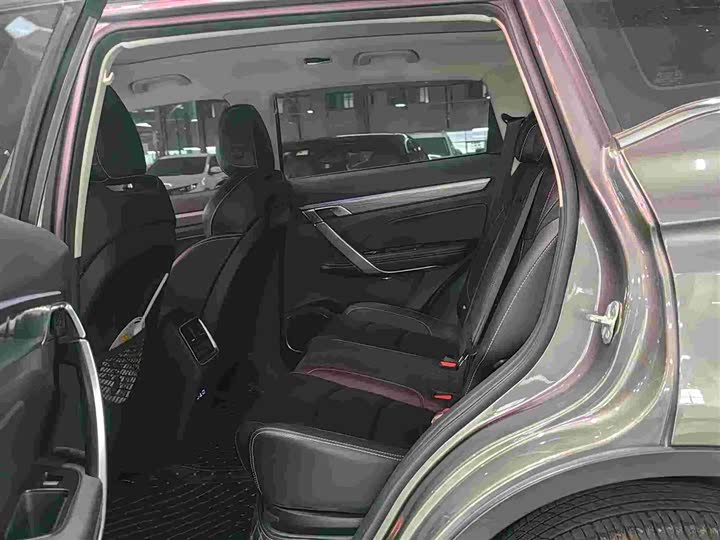 Фото 9 - Geely Atlas