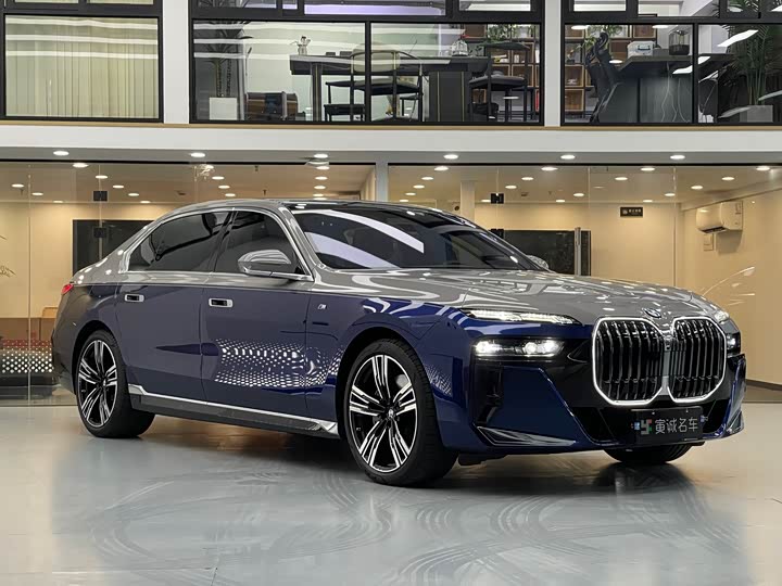 Фото 3 - BMW 7 Series