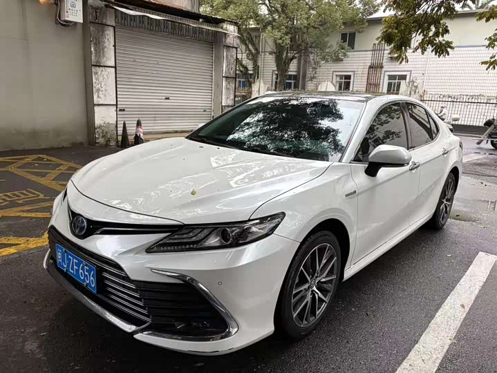 Фото 1 - Toyota Camry