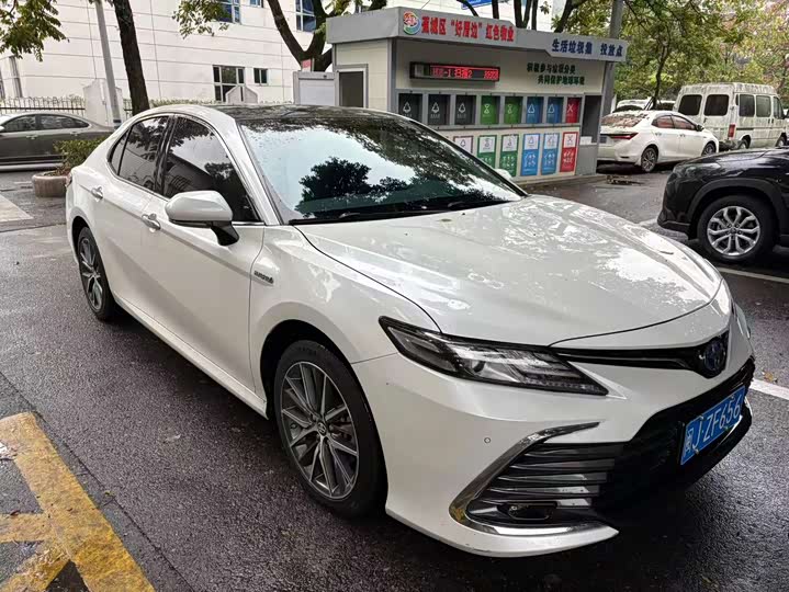 Фото 2 - Toyota Camry
