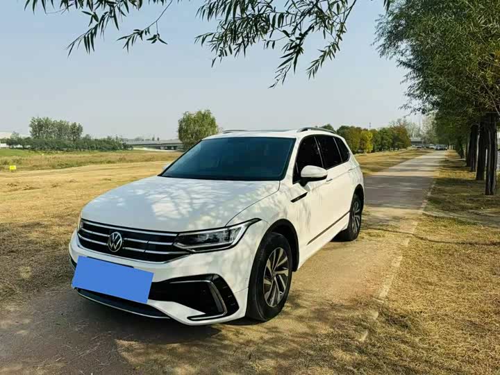 Фото 1 - Volkswagen Tiguan L Hybrid