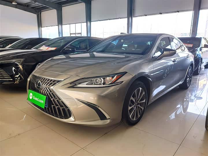 Фото 1 - Lexus ES