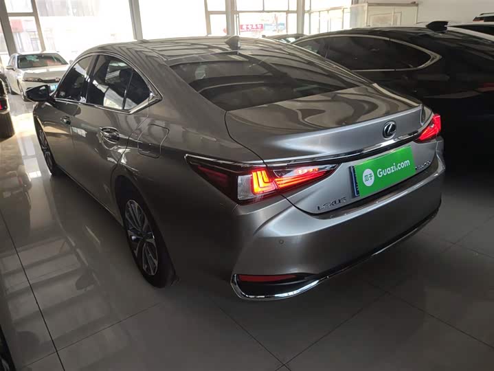 Фото 5 - Lexus ES