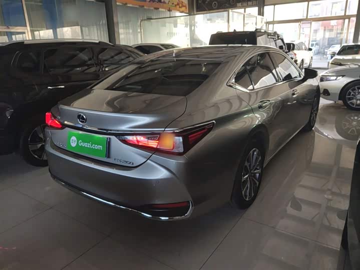 Фото 7 - Lexus ES