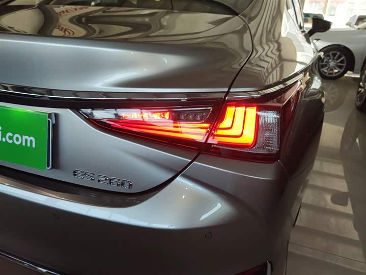 Фото 8 - Lexus ES