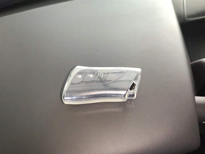 Фото 9 - Lexus ES