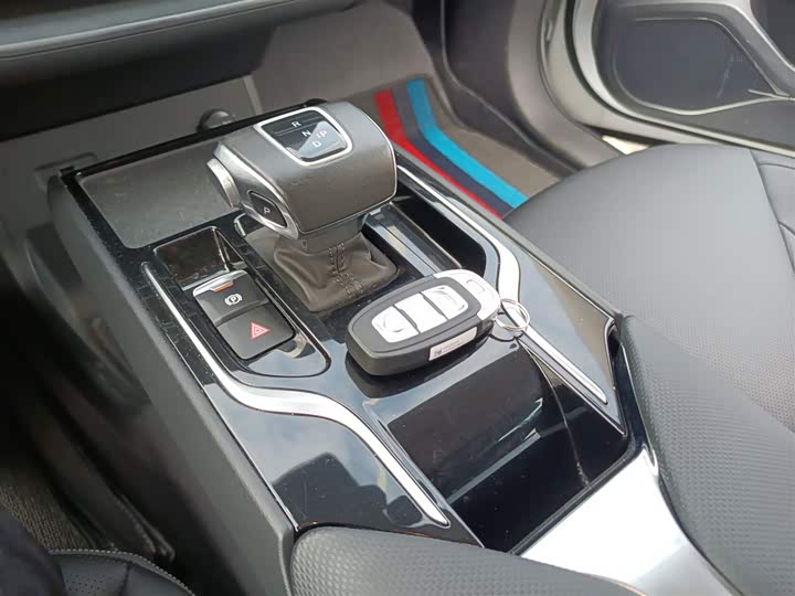 Фото 9 - Hongqi E-QM5