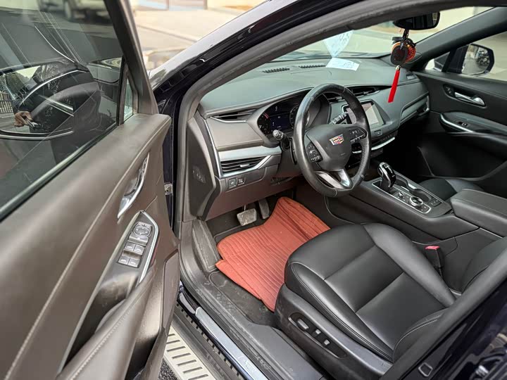 Фото 8 - Cadillac XT4