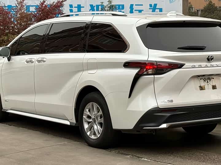 Фото 4 - Toyota Sienna