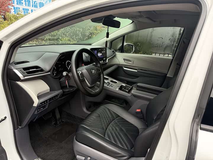 Фото 7 - Toyota Sienna