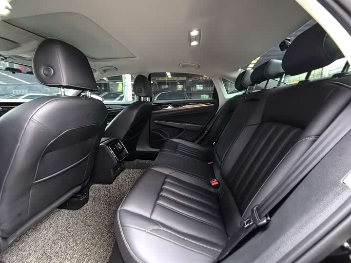 Фото 8 - Volkswagen Passat