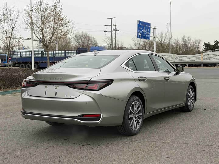 Фото 6 - Lexus ES