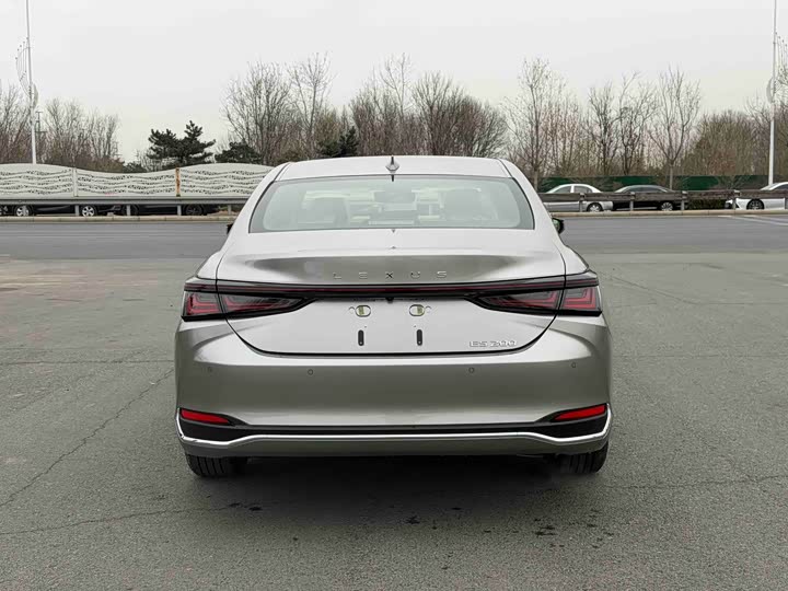 Фото 7 - Lexus ES