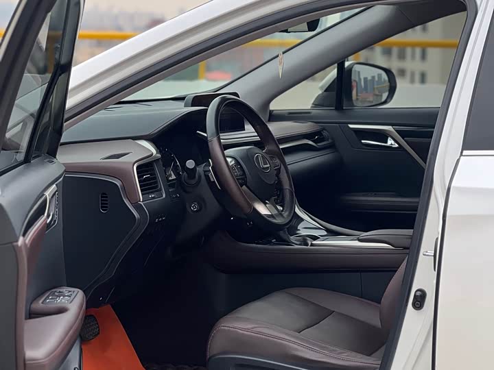 Фото 7 - Lexus RX