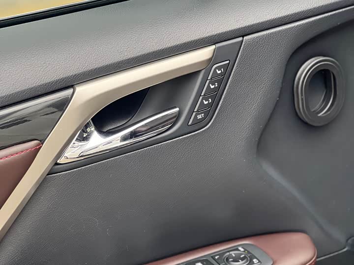 Фото 9 - Lexus RX