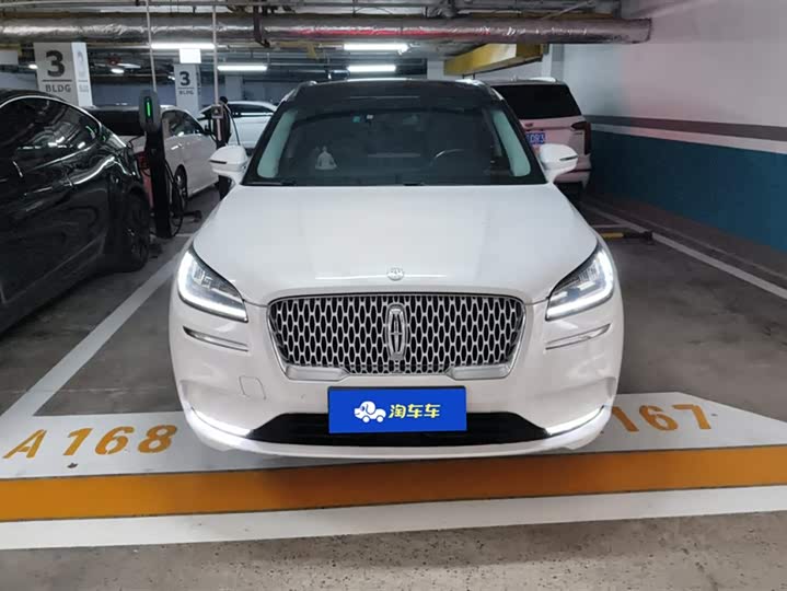 Фото 2 - Lincoln Corsair