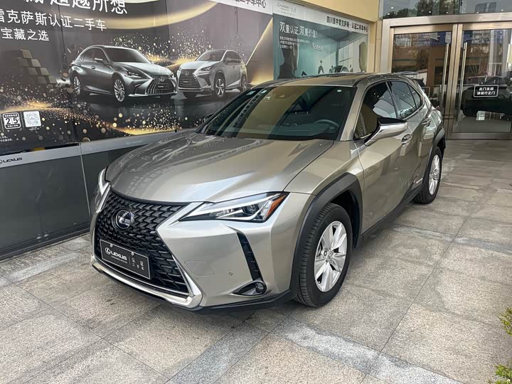 Фото 1 - Lexus UX
