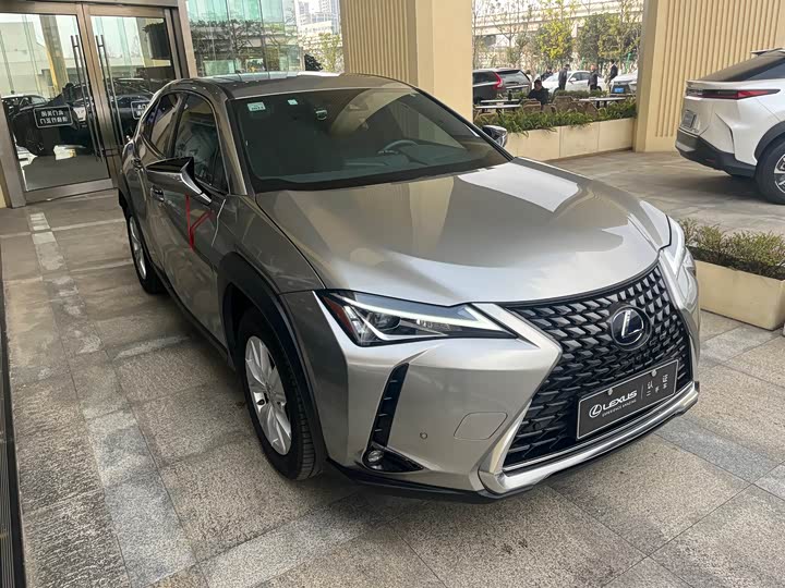 Фото 3 - Lexus UX