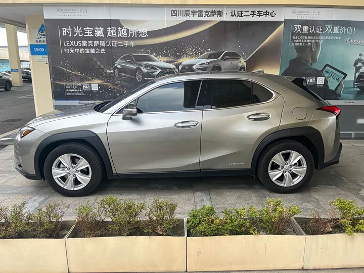 Фото 4 - Lexus UX