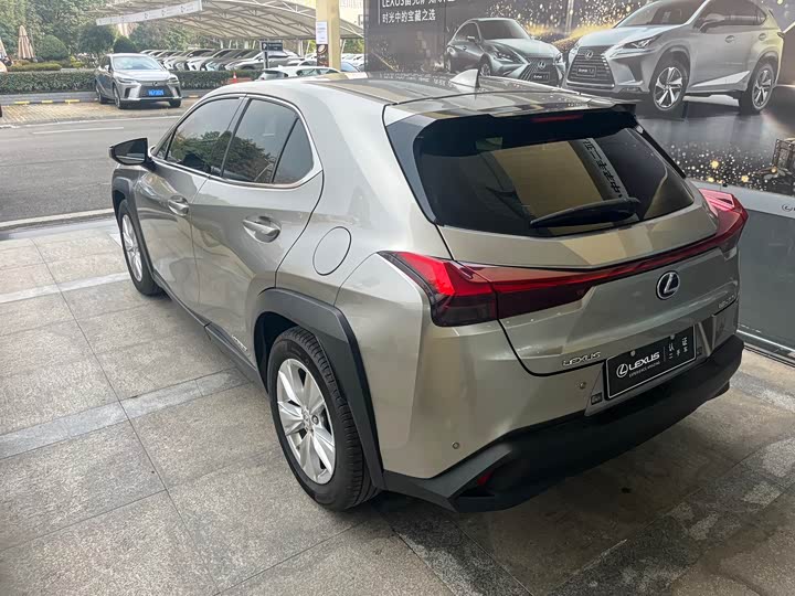 Фото 5 - Lexus UX