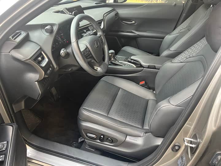 Фото 9 - Lexus UX