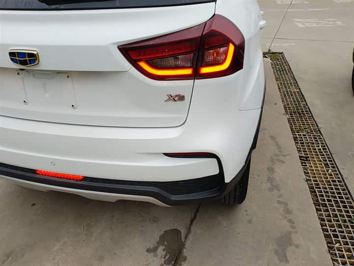 Фото 8 - Geely Vision X3