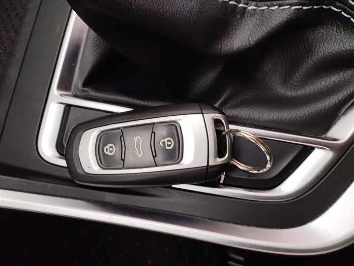 Фото 9 - Geely Vision X3