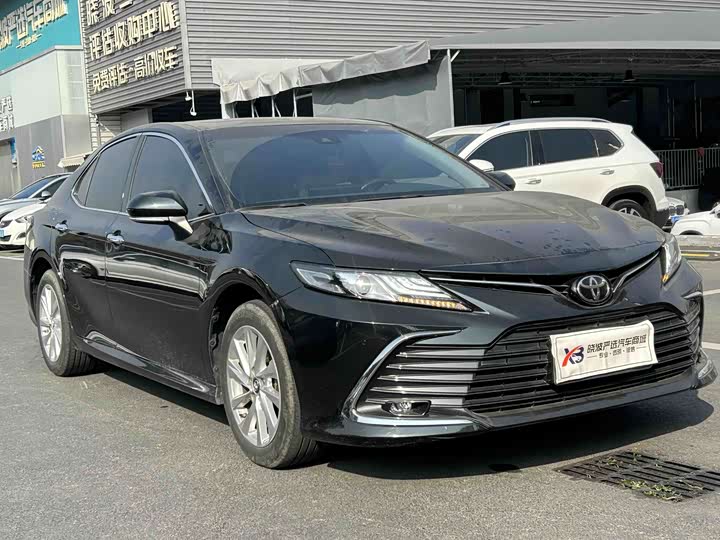 Фото 2 - Toyota Camry