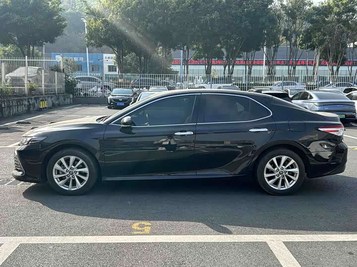 Фото 4 - Toyota Camry