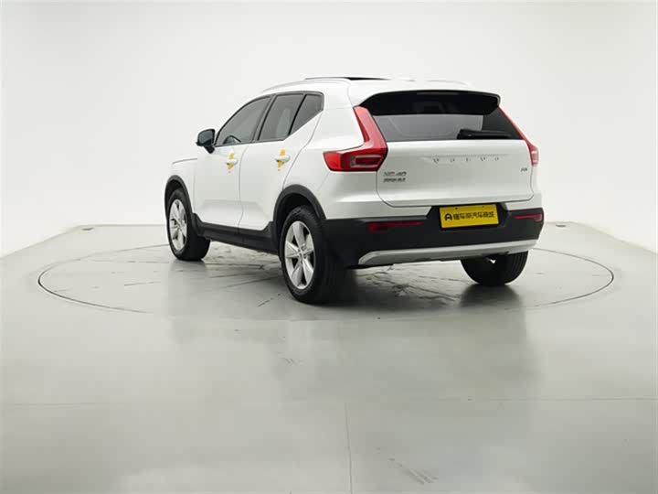 Фото 6 - Volvo XC40
