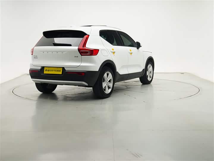 Фото 8 - Volvo XC40