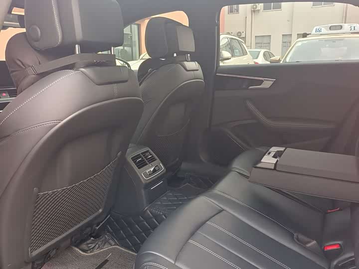 Фото 5 - Audi A4L