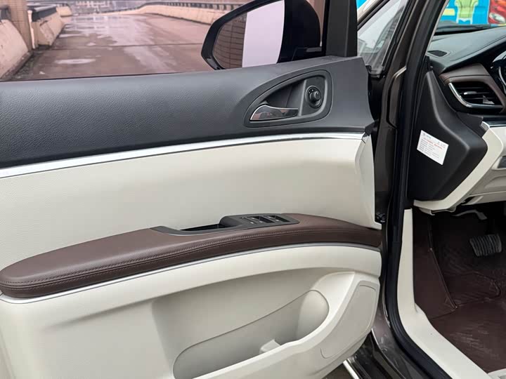 Фото 7 - Buick GL8 ES