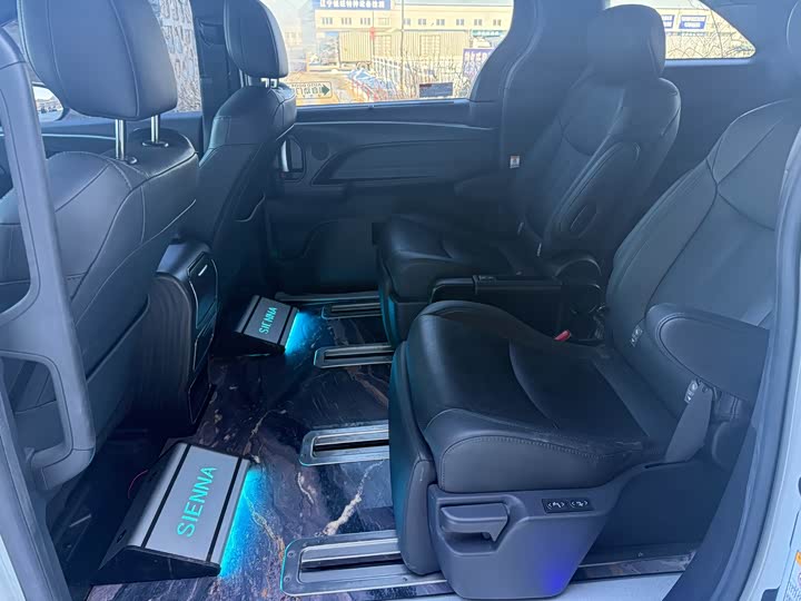 Фото 8 - Toyota Sienna