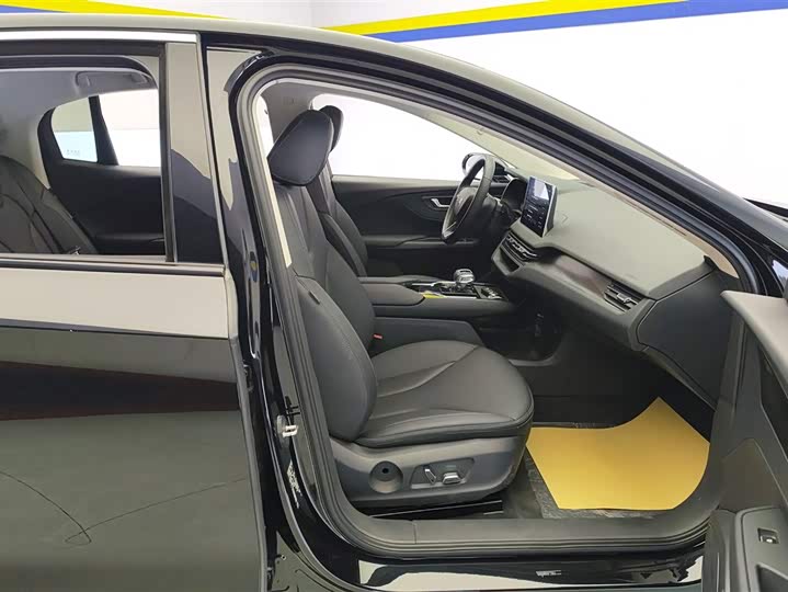 Фото 8 - Hongqi E-QM5