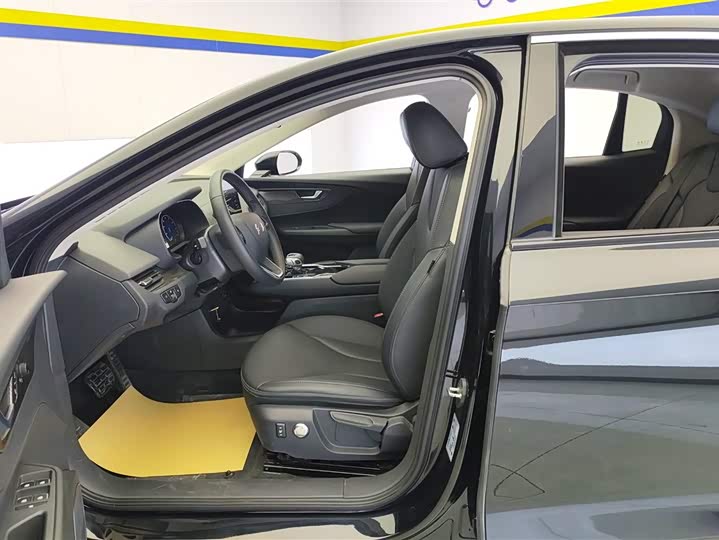 Фото 9 - Hongqi E-QM5