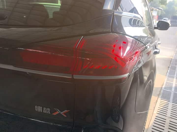 Фото 8 - Geely Atlas