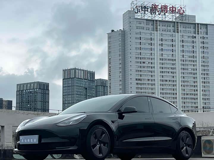 Фото 1 - Tesla Model 3